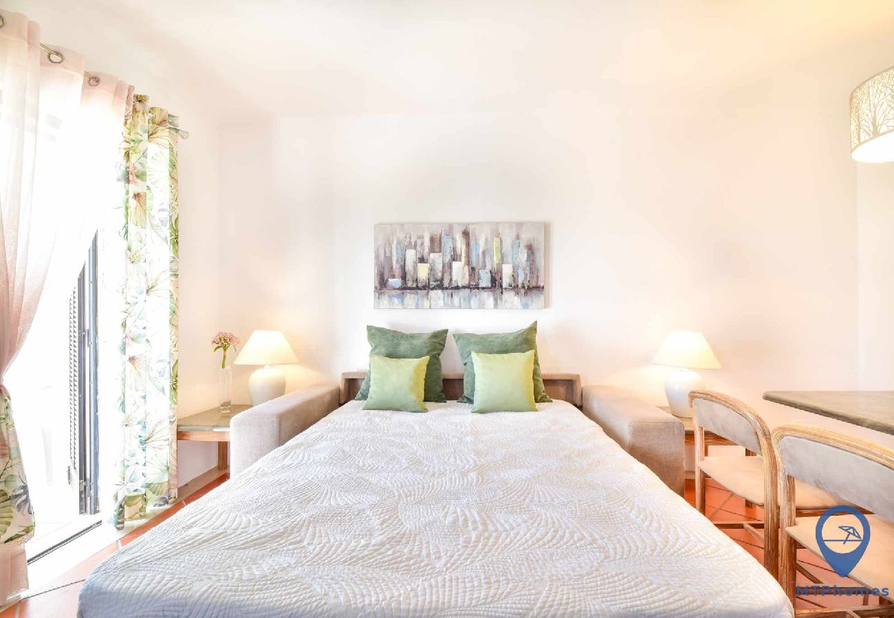 Apartamento em Olhos D´Água - Balaia Golf