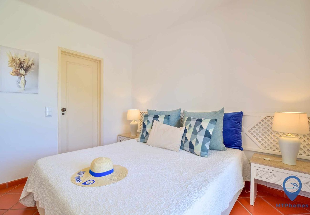 Apartamento em Olhos D´Água - Balaia Golf