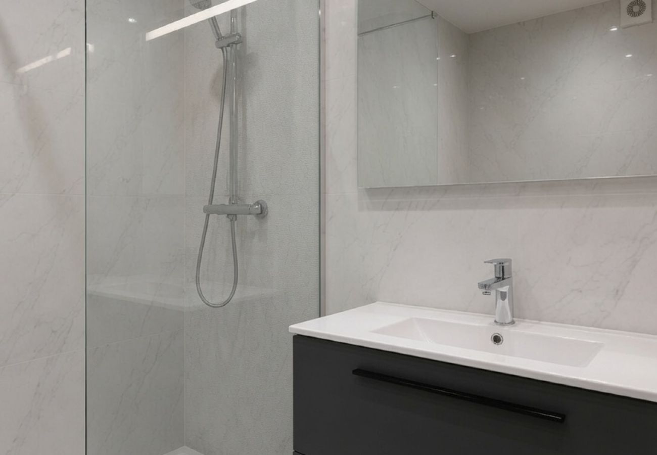 Salle de bain avec lavabo et miroir